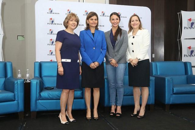 Las Sras. Giomar Gonzalez, Directora Ejecutiva de BASC Panamá, Ana Reyes, Coordinadora del Gabinete Logístico de Panamá, Angelica Lam, Encargada de la Ventanilla Única de Comercio Exterior del MICI y Sandra Miro, Gerente General de DHL Express en Panamá.