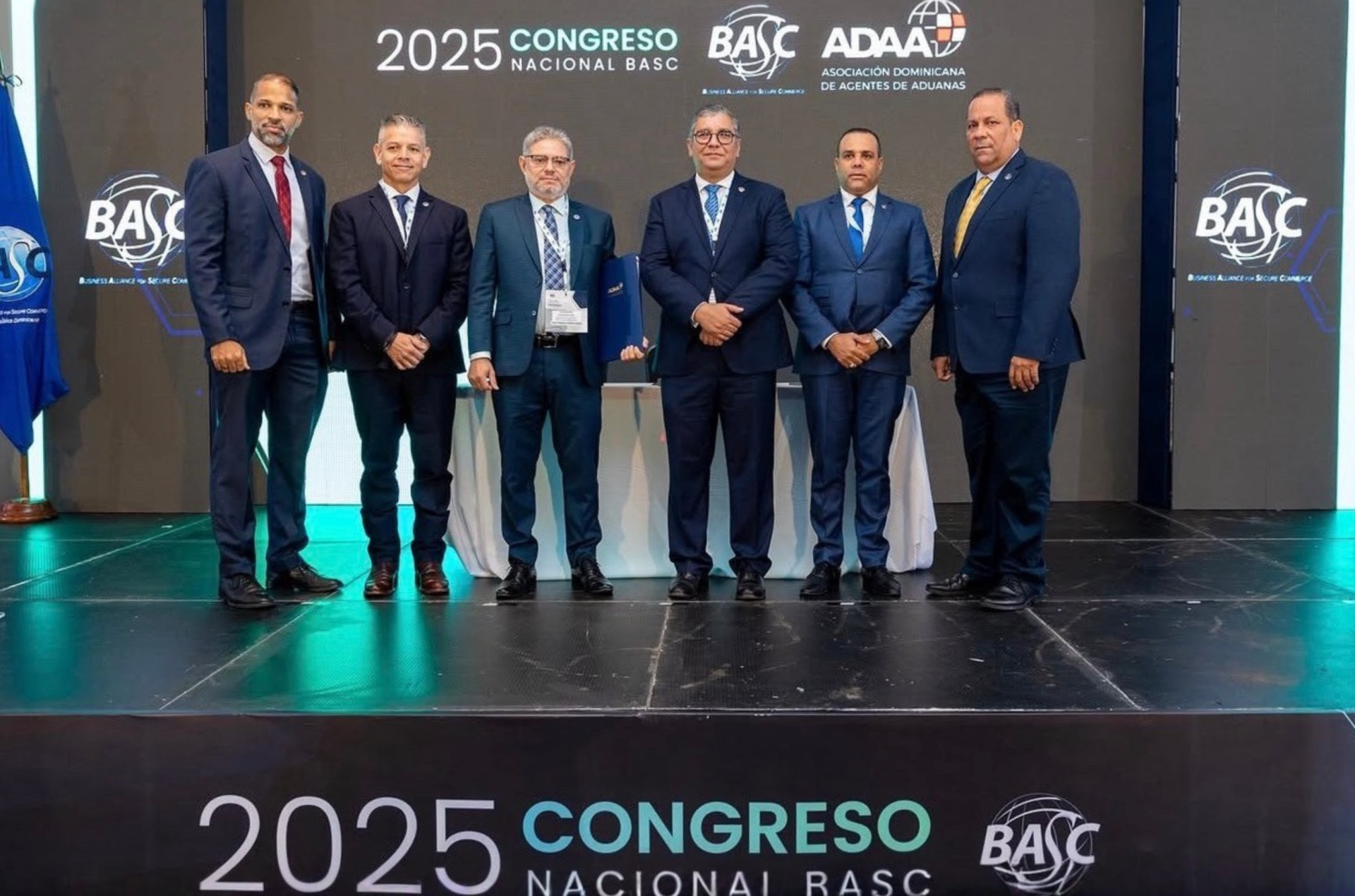 De izquierda a derecha: Omar Castellanos, director ejecutivo BASC Dominicana; Erik Moncayo, presidente internacional WBO; Alejandro Encarnación, presidente ADAA (Asociación Dominicana de Agentes de Aduanas); Horacio Lomba, presidente de Junta Directiva BASC Dominicana; Basilio Gómez Ogando, pasado presidente ADAA; y Nelson Brens, presidente ASAPRA. 