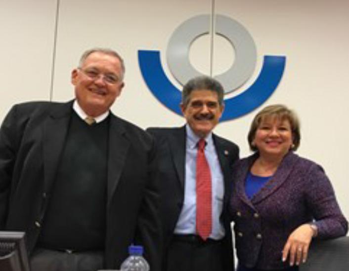 Momentos en que finaliza la ponencia de BASC en la OMA en Bruselas, Bélgica. En la foto, John Mein, Presidente del Grupo Consultivo del Sector Privado, Fermín Cuza y Ana Hinojosa, Directora del consejo de Cumplimiento y Facilitación.