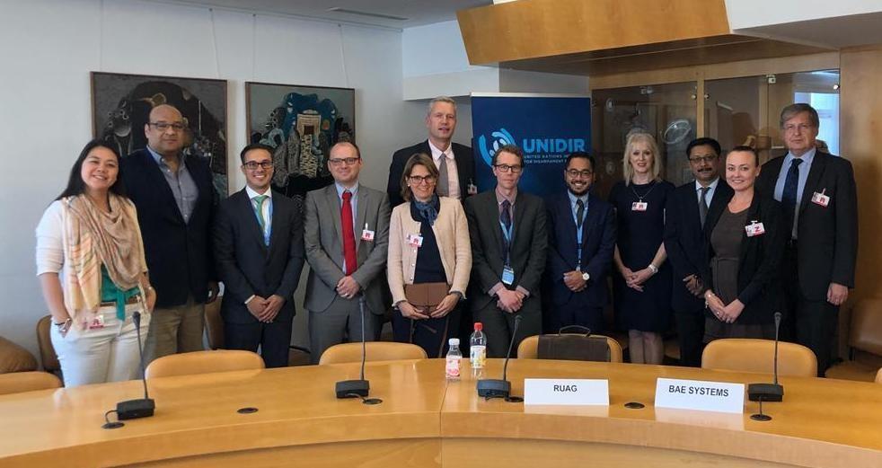 En la foto, grupo de trabajo de UNIDIR conformado por representantes de empresas fabricantes de armamento y municiones y funcionarios junto a la Sra. Susana Wong, representante de Cross Border Research Association. Representando a BASC, el Sr. Álvaro Alpízar, Presidente de la Junta Directiva de WBO.