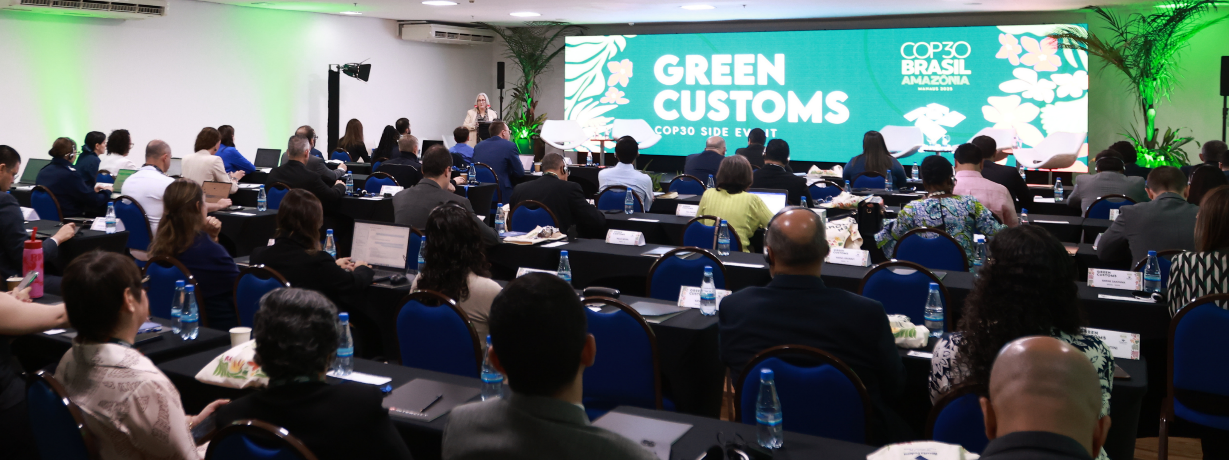 Líderes de aduanas en "Aduanas Verdes (Green Customs)", evento paralelo a la COP30 en Manaos, Brasil.