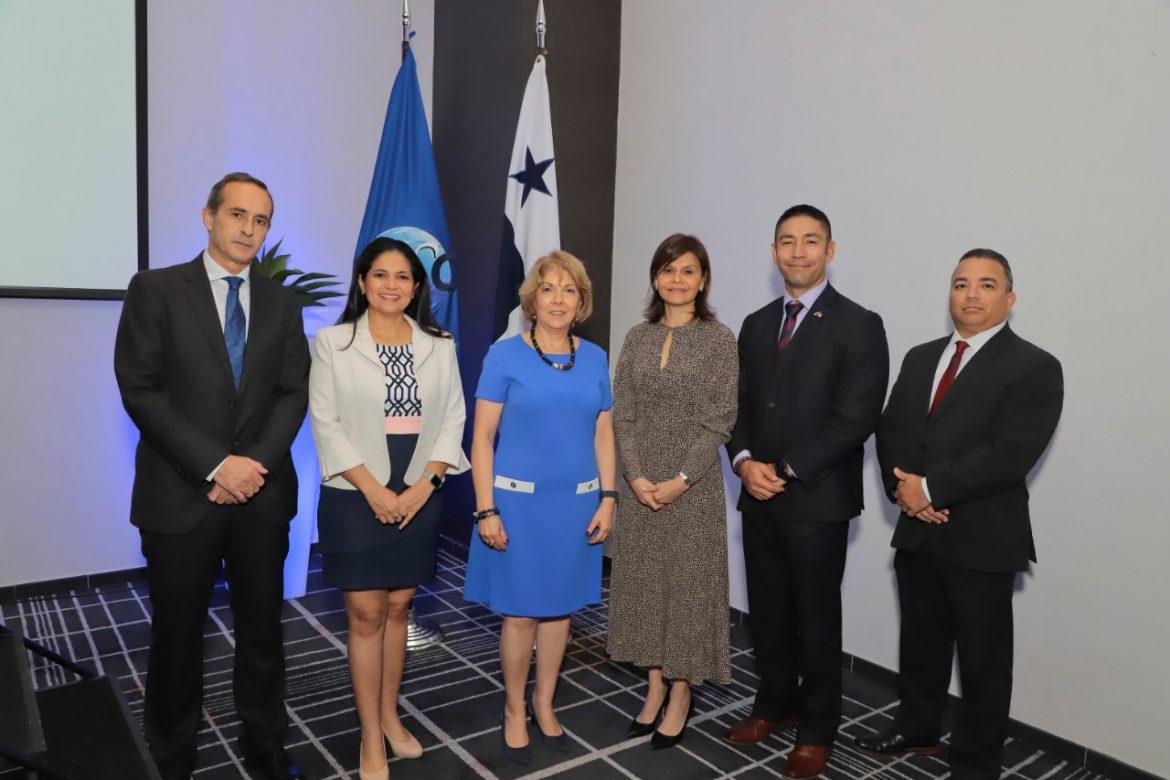 José Antonio Ferris, de Dow Jones, Tayra Barsallo directora de Aduanas, Giomar González directora Basc Panama, Ana Reyes, del Gabinete Logístico del Gobierno Nacional y Michael Vargas y John Nieves de la Embajada de los Estados Unidos.