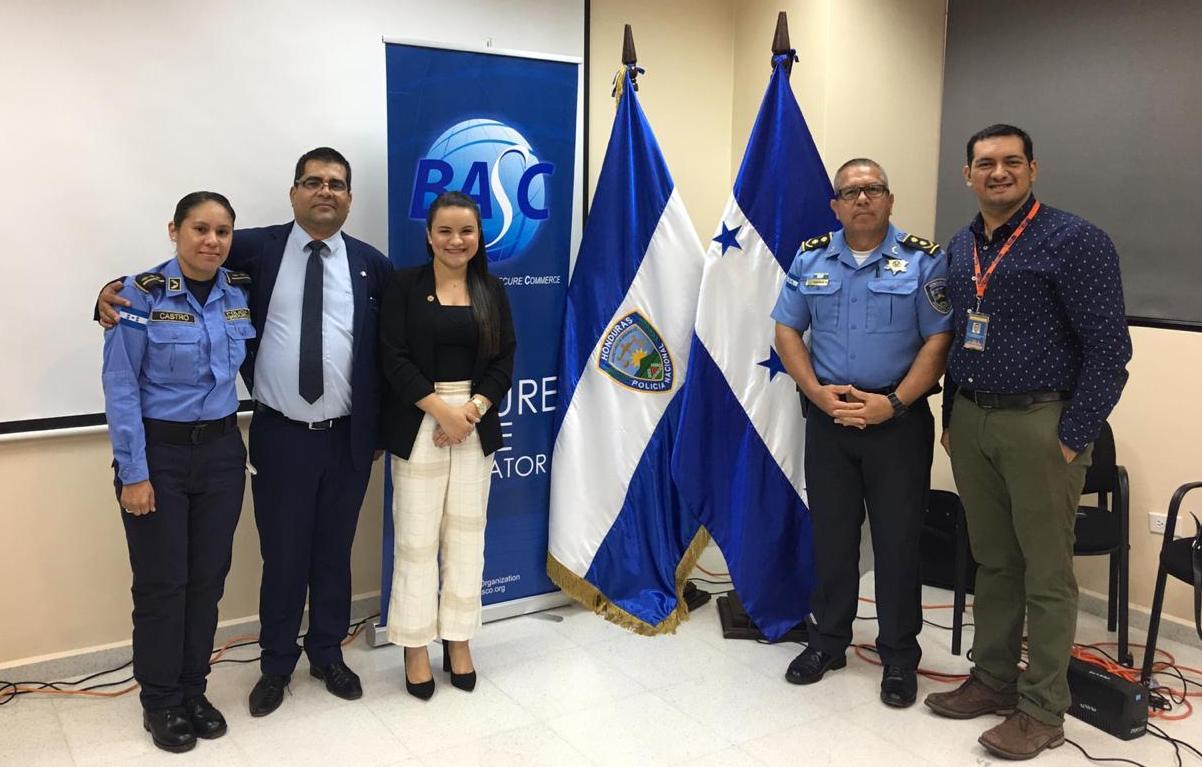 De izquierda a derecha: Sub Comisaria Gabriela Castro, Policía Nacional de la República de Honduras; Luis Guillermo Barreto, Formador y Auditor Internacional BASC; Andrea Olier, Gerente de Operaciones WBO; Comisionado Marlon Miranda, Policía Nacional de la República de Honduras y David Molina, de la empresa EXA S.A. de C.V.