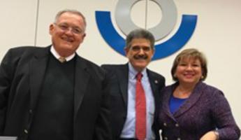 Momentos en que finaliza la ponencia de BASC en la OMA en Bruselas, Bélgica. En la foto, John Mein, Presidente del Grupo Consultivo del Sector Privado, Fermín Cuza y Ana Hinojosa, Directora del consejo de Cumplimiento y Facilitación.