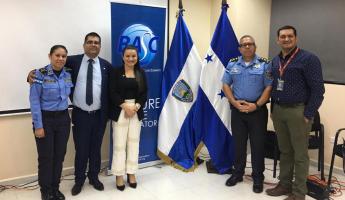 De izquierda a derecha: Sub Comisaria Gabriela Castro, Policía Nacional de la República de Honduras; Luis Guillermo Barreto, Formador y Auditor Internacional BASC; Andrea Olier, Gerente de Operaciones WBO; Comisionado Marlon Miranda, Policía Nacional de la República de Honduras y David Molina, de la empresa EXA S.A. de C.V.